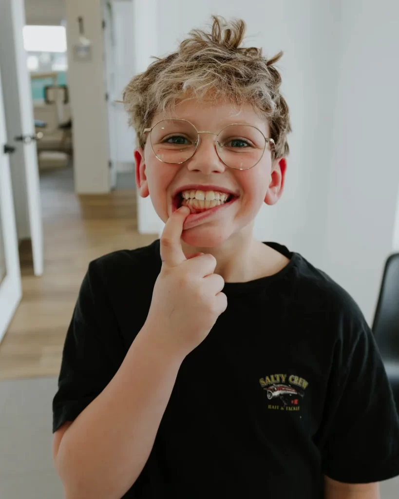 A boy proudly showing his teeth after his visit — Go Dentiste, dentist for children in Valleyfield and Vaudreuil-Dorion