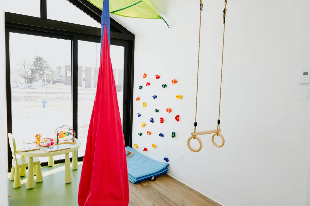 Espace jeux pour les enfants avec hamac et mur d'escalade, clinique Go Dentiste