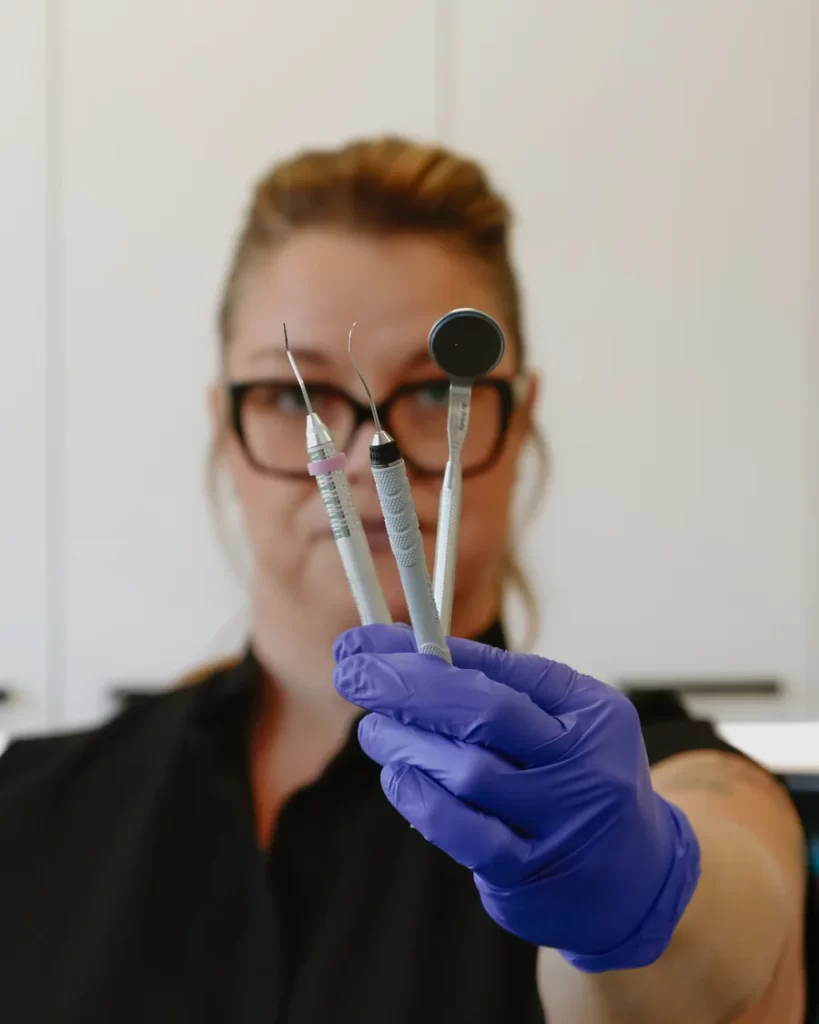 Dental exam instruments shown by a team member — Go Dentiste, dentist in Valleyfield and Vaudreuil-Dorion