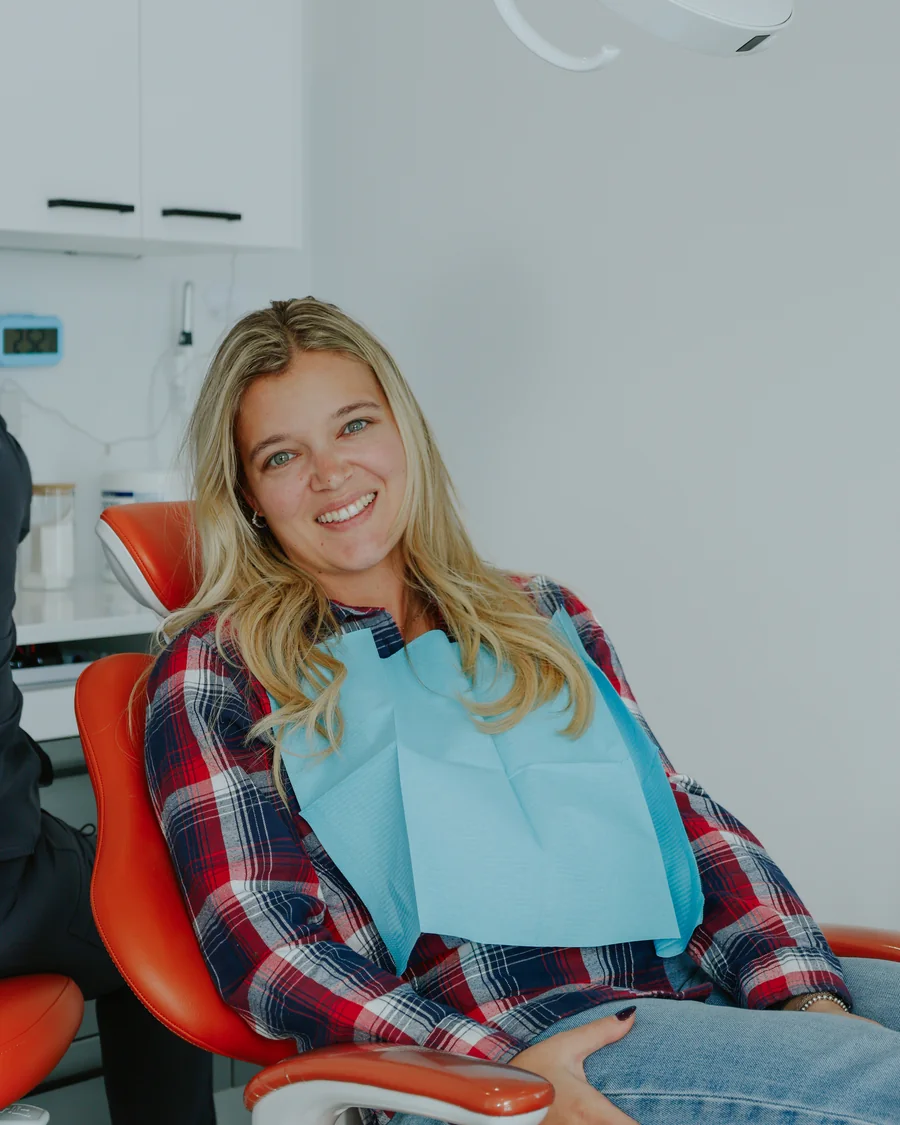Patiente souriante installée dans le fauteuil — Go Dentiste, pour les résidents de Saint-Zotique