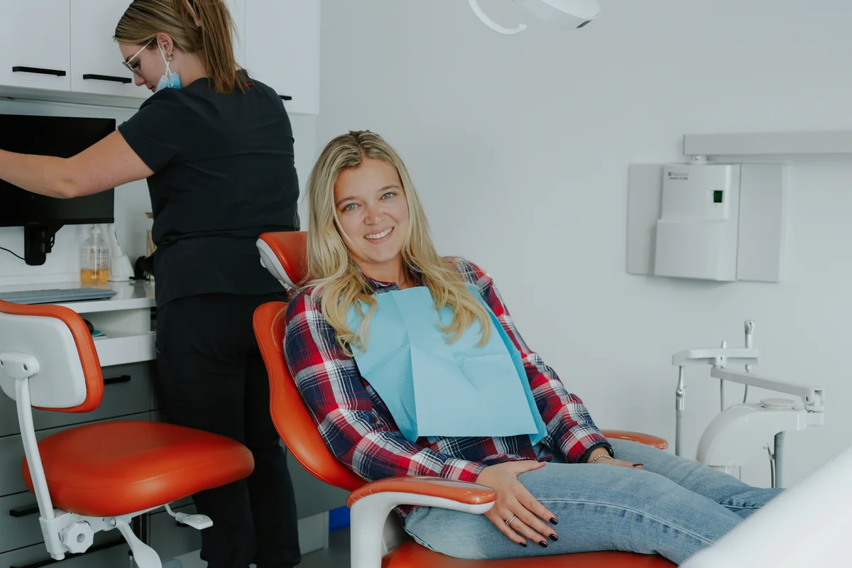 Patiente installée dans le fauteuil pendant que l'équipe prépare les soins