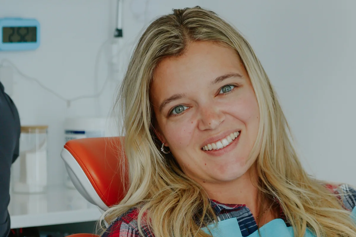 Patiente détendue et souriante pendant sa visite chez Go Dentiste