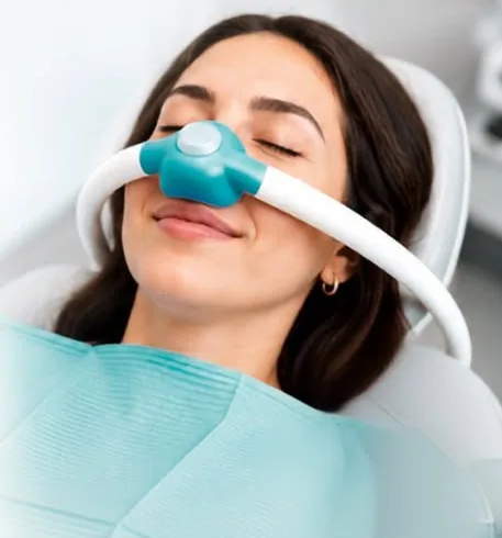 Patiente détendue avec un masque nasal de protoxyde d’azote (gaz hilarant)