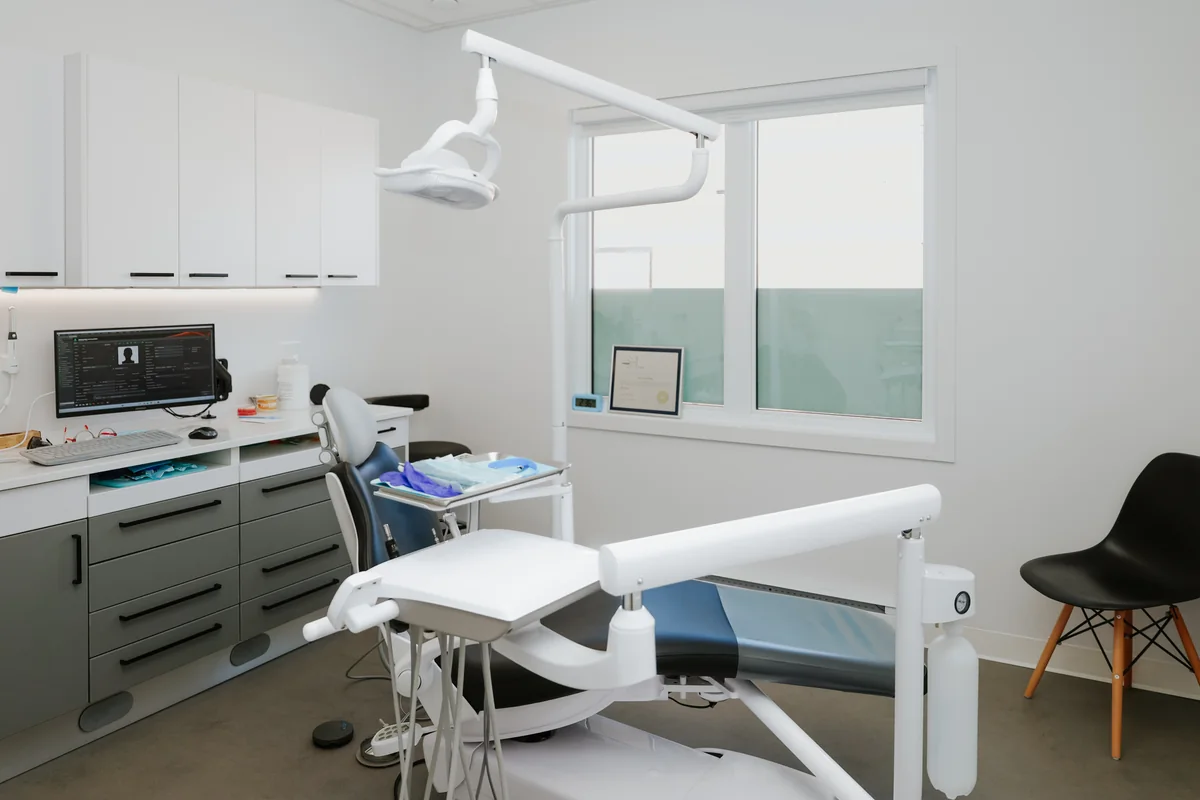 Salle de soins moderne et équipement numérique, clinique Go Dentiste