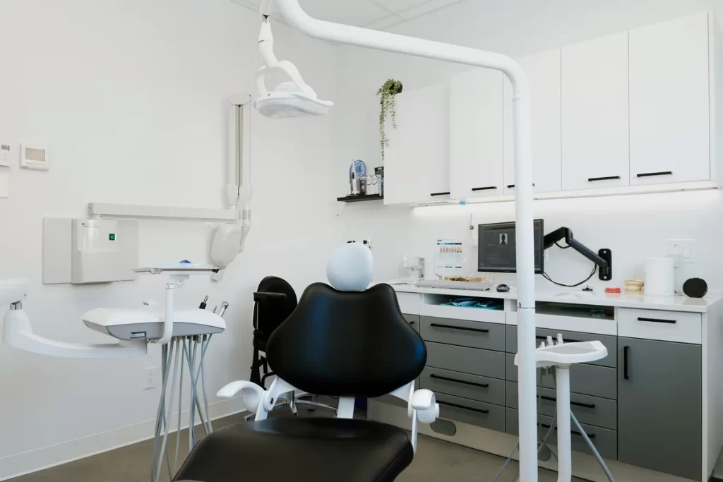 Treatment room with a dental chair and digital X-ray — Go Dentiste dental clinic in Salaberry-de-Valleyfield