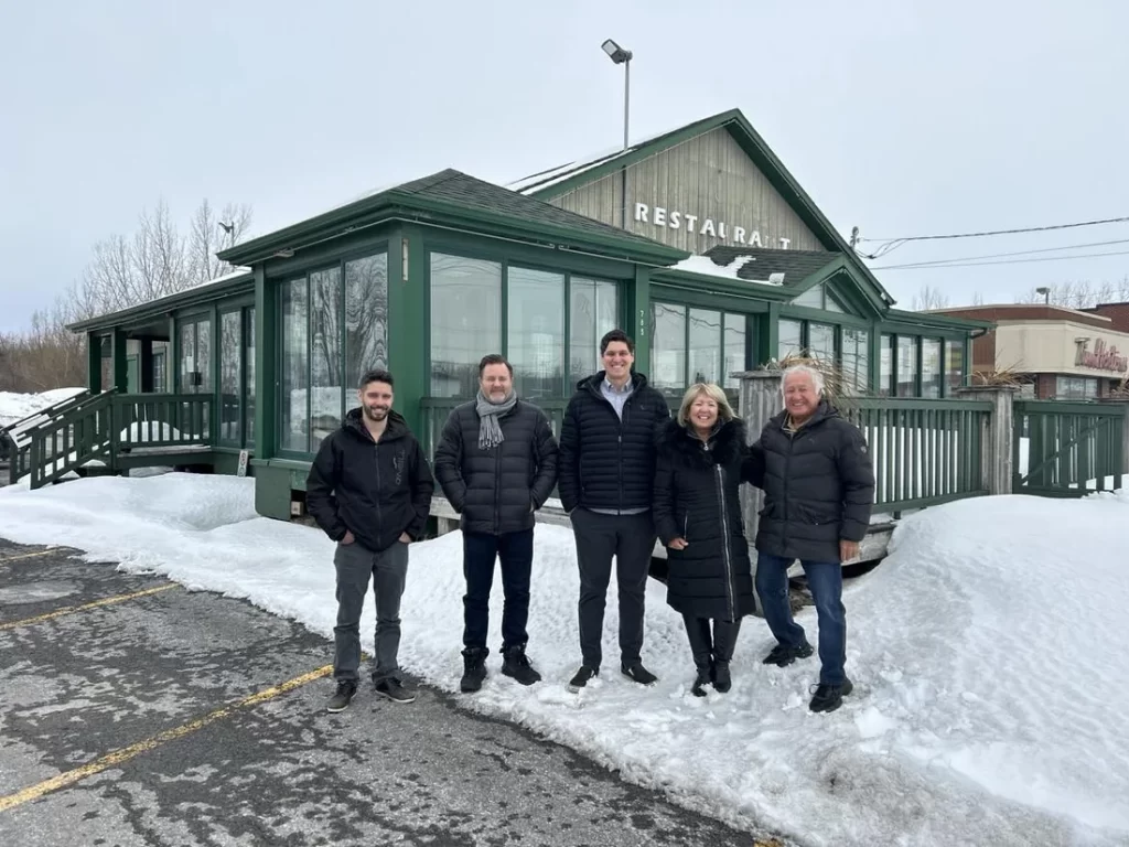 Hiver 2025 : l'équipe Go Dentiste devant le futur emplacement de la clinique dentaire de Salaberry-de-Valleyfield