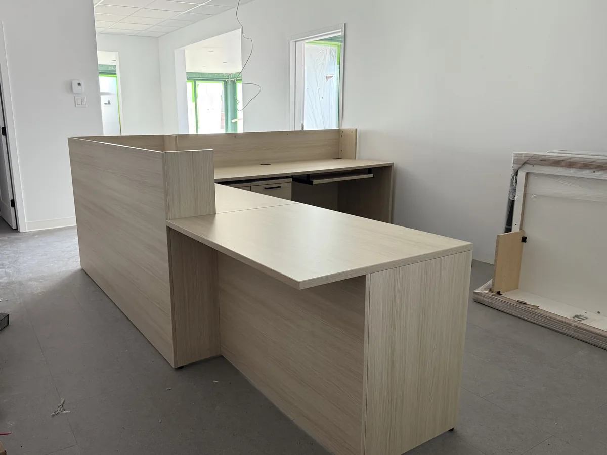 Installation du comptoir d’accueil de la nouvelle clinique — Go Dentiste, dentiste à Vaudreuil-Dorion