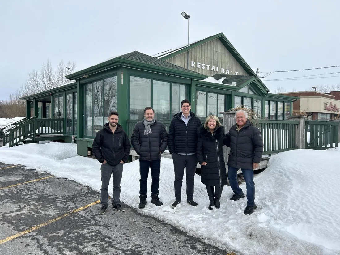 L’équipe Go Dentiste devant le futur emplacement de la clinique dentaire de Vaudreuil-Dorion — Go Dentiste, dentiste à Vaudreuil-Dorion
