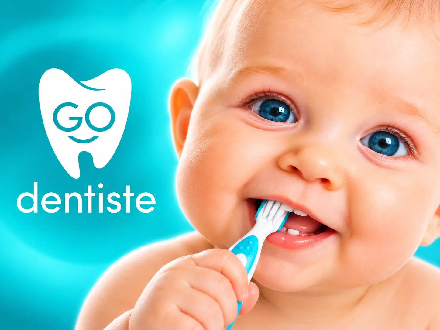 Bébé souriant qui se brosse les dents — Go Dentiste, dentiste familial à Valleyfield et Vaudreuil-Dorion